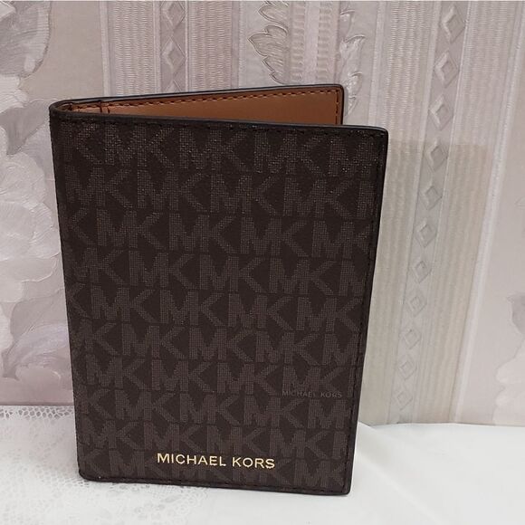 Michael Kors Bedford Teavel Logo Passport  Wallet NWOT - Picture 1 of 3